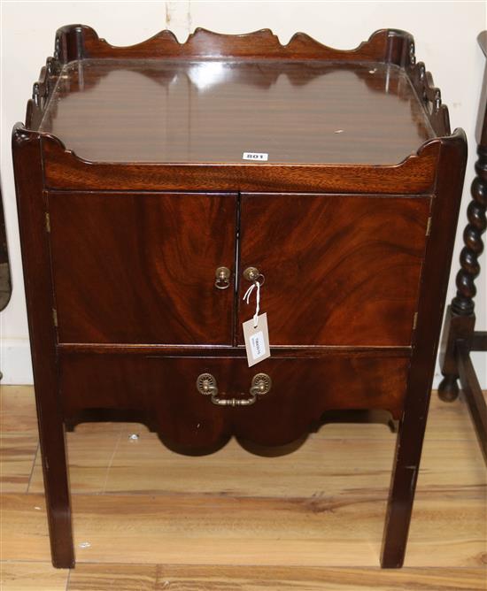 A Georgian style mahogany night table W.56cm